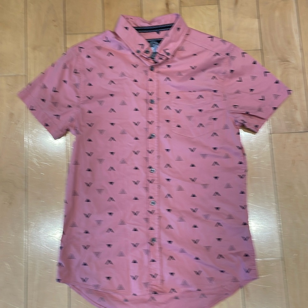 Men’s short sleeve  dressshirt size sm, Pink with geometric pattern